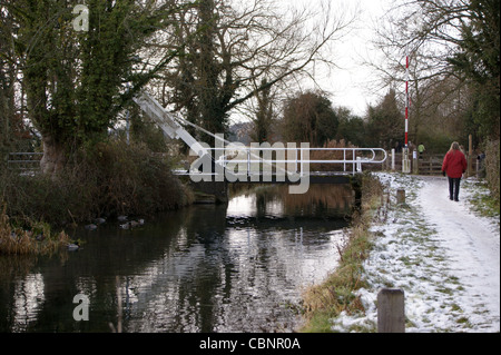 Ponte di sollevamento sul Basingstoke Canal vicino Odiham, Hampshire, Inghilterra Foto Stock