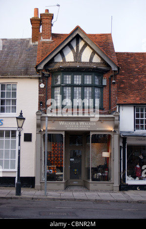 Una metà- legno negozio di fronte, Odiham, Hampshire, Inghilterra Foto Stock