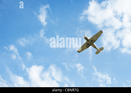 Aeroplano vola nel cielo nuvoloso. Luce naturale e colori Foto Stock