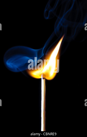 Match di fuoco e fumo isolati su sfondo nero Foto Stock