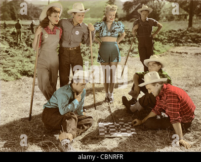 Gli agricoltori su una pausa giocando a Dama Foto Stock