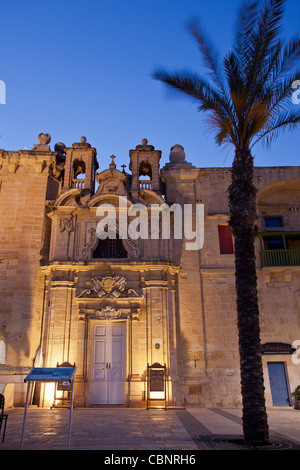 Ripristinato wharf edifici del Porto Grande di la Valletta che ora servono come negozi, bar, club e ristoranti. Foto Stock