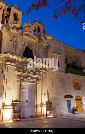 Ripristinato wharf edifici del Porto Grande di la Valletta che ora servono come negozi, bar, club e ristoranti. Foto Stock