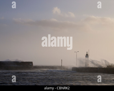 Anstruther faro durante una tempesta, Fife, Scozia Foto Stock