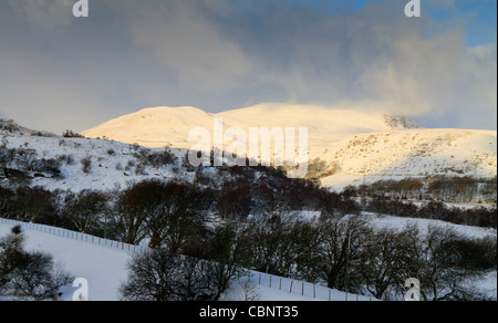 Una vista di Arenig Fach da Arenig Fawr in inverno Foto Stock