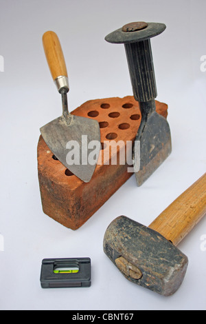 Costruttori di strumenti di base con un mattone. Foto Stock