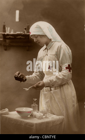 La Croce Rossa infermiera preparazione medicinale #1 Foto Stock