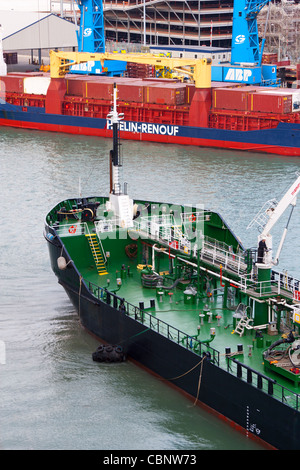 Contenitore di carburante della nave chiatta Southampton Docks Foto Stock