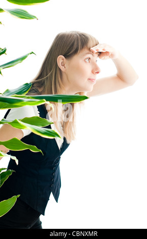 Curioso giovane bella donna d'affari isolati su sfondo bianco peeking fuori ufficio impianti e spiare qualcuno Foto Stock