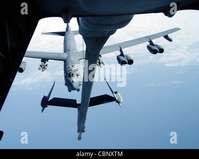 L Operazione Enduring freedom -- una KC-10un extender con la 380 aria ala expeditionary abbassa i suoi battenti braccio per fornire carburante ad un avvicinamento b-52h stratofortress su Asia sud-ovest Foto Stock