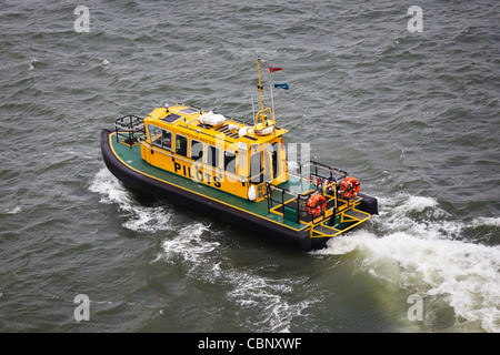 Barca pilota presso il porto di Poole, Dorset, Regno Unito Foto Stock