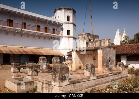 India, Bihar, Bodhgaya,, bene nel cortile del fatiscente ex maharaja del palazzo, ora utilizzato come aia Foto Stock