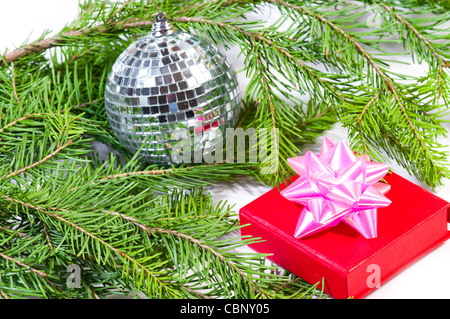 Dono, palla da discoteca e verde albero di natale Foto Stock