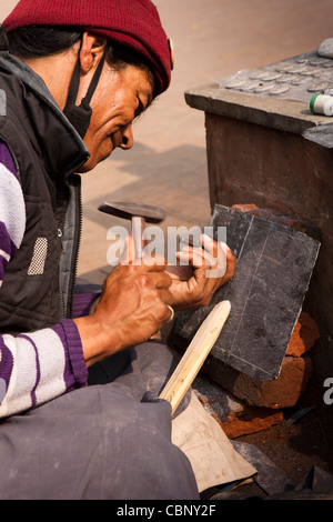India, Bihar, Bodhgaya,, artigianato, man mano buddista carving mani la pietra Foto Stock