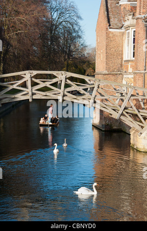 Gli scommettitori di passare sotto il ponte di matematica al Queens College di Cambridge. Regno Unito. Foto Stock