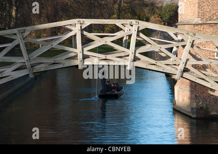 Gli scommettitori di passare sotto il ponte di matematica al Queens College di Cambridge. Regno Unito. Foto Stock