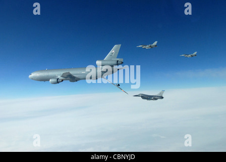 Tre falchi da combattimento F-16 si ricaricano dietro un Extender KC-10 sul complesso Pacific Alaska Range aprile 13 durante la Red Flag-Alaska 07-1. Red Flag-Alaska è un'esercitazione di addestramento sul campo diretta dalle forze dell'aria del Pacifico che ha volato sotto le condizioni simulate di combattimento dell'aria. Foto Stock