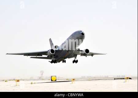 Un Extender KC-10 decolta da una base aerea nel sud-ovest asiatico lungo il tragitto per fornire il supporto di rifornimento aereo per un funzionamento senza fine. Il KC-10 è un avanzato velivolo da trasporto e autocisterna in grado di fornire oltre 356,000 libbre di carburante e può trasportare 75 passeggeri. Foto Stock