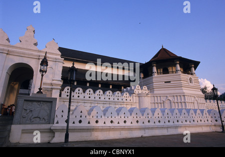 Tempio del dente (Sri Dalada Maligawa) con Pattirippuwa (ottagono) torre, Kandy, Sri Lanka Foto Stock