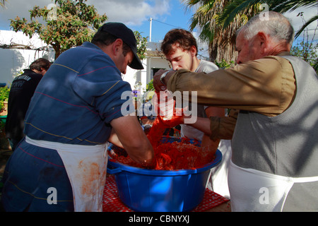 Connazionali la miscelazione di carne macinata e spezie per fare le salsicce, Ibiza tradizionali di macellazione di suini Foto Stock