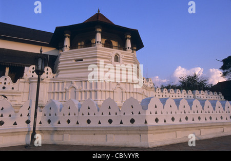 Tempio del dente (Sri Dalada Maligawa) con Pattirippuwa (ottagono) torre, Kandy, Sri Lanka Foto Stock