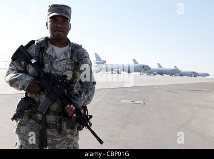 Airman prima Classe William Hollinger, 380th Expeditionary Security Forces Squadron, guarda oltre la linea di volo 8 gennaio 2010 presso una base aerea nel sud-ovest asiatico. Airman Hollinger è schierato dal ventunesimo Squadron delle forze di sicurezza e la sua città natale è Norfolk, Va. Foto Stock