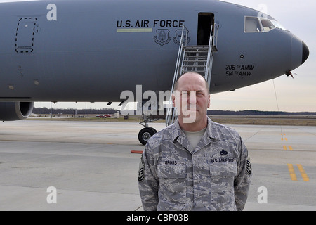 Senior Master Sgt. Bill Gross si trova sulla linea di volo 8 marzo 2011presso la base congiunta Mcguire-Dix-Lakehurst, N.J. Sergeant Gross è stato un capo equipaggio di lunga data assegnato alla prima KC-10 dell'aeronautica ed è stato stazionato con l'aereo per quasi tutta la sua carriera. Mentre il KC-10 festeggia il suo trentesimo anno di servizio dell'aeronautica il 17 marzo 2011, il Sergente Gross può affermare di essere stato lì in ogni fase del percorso. Foto Stock