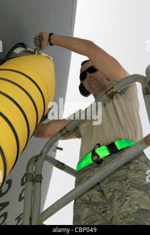 Airman prima Classe Matthew Haynes sigilla un tubo flessibile per aria-cart al lato di un Extender KC-10 18 maggio 2011, nel sud-ovest asiatico. Airman Haynes è un capo equipaggio assegnato al 380esimo Squadron di manutenzione di aeromobili Expeditionary. Foto Stock