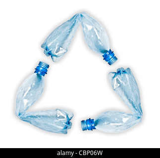 Tre di plastica blu bottiglie acqua piegata e mettere insieme per costituire il simbolo di riciclo. Oggetti isolati su bianco con ombra Foto Stock