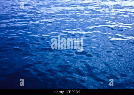 Mare blu della superficie dell'acqua con onde Foto Stock