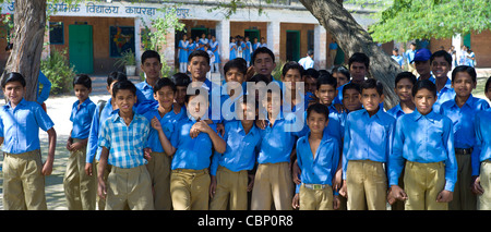 Indiano scolari indù nello stato scuola presso il villaggio Kaparda nel Rajasthan, India settentrionale Foto Stock