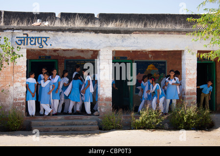 Indiano scolari indù nello stato scuola presso il villaggio Kaparda nel Rajasthan, India settentrionale Foto Stock