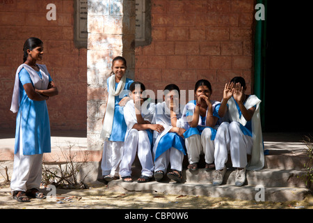 Indiano scolari indù nello stato scuola presso il villaggio Kaparda nel Rajasthan, India settentrionale Foto Stock