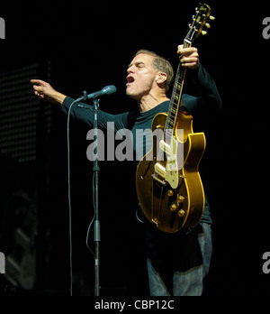 Canadese chitarrista rock Bryan Adams eseguendo in Cardiffs Motorpoint Arena sul suo 'Wake Up i vicini' tour. Foto Stock