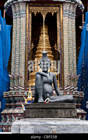 Thai autentica statua all ingresso nel Palazzo Reale di Bangkok in Thailandia Foto Stock