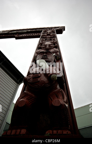 In legno intagliato benvenuto Maori arch gate a Aratoi Museo di Arte e Storia Wairarapa Regione Valle Nuova Zelanda Foto Stock