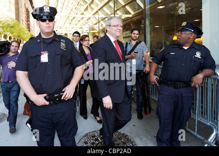 Australian Ministro degli Esteri Kevin Rudd fa il suo modo attraverso i controlli di sicurezza sul suo modo alla sede delle Nazioni Unite a New York. Foto Stock