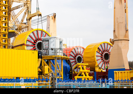 Una gru di sollevamento cavi offshore su una nave a Duco Ltd, una alimentazione offshore company basato sulle rive del fiume Tyne in Newcastle, a nord-est, UK. Foto Stock