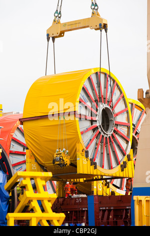 Una gru di sollevamento cavi offshore su una nave a Duco Ltd, una alimentazione offshore company basato sulle rive del fiume Tyne nel nuovo Foto Stock