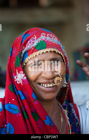 Anziani donna indiana a casa nel villaggio Narlai nel Rajasthan, India settentrionale Foto Stock