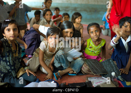 Bambini indiani Rajyakaiya a scuola nel villaggio di Narlai, Rajasthan, India settentrionale Foto Stock