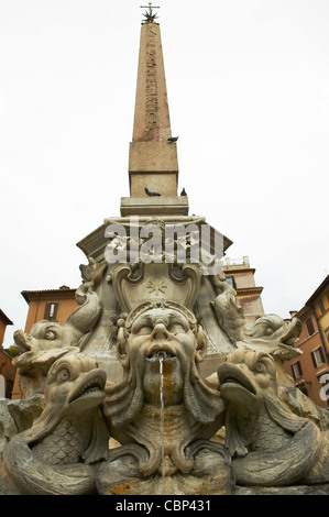 Pantheon fontana di fronte al Pantheon. La fontana nella piazza della Rotonda, di fronte a Roma l'obelisco di Ramses II e Sormani la cinquecentesca Fontana del Pantheon di fronte all'antico portico del Pantheon, il 2000 anno vecchio tempio costruito da Adriano in Piazza della Rotonda di th Foto Stock