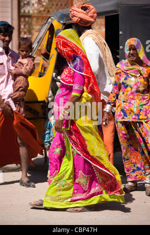 Giovani incinta donna indiana, discretamente velate, con la sua famiglia in Sadri città nel distretto di pali del Rajasthan, stato dell India occidentale Foto Stock