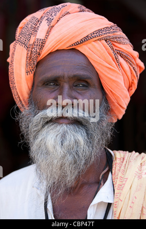 Uomo indiano indossando il tradizionale di Rajasthani turbante in Sadri città nel distretto di pali del Rajasthan, stato dell India occidentale