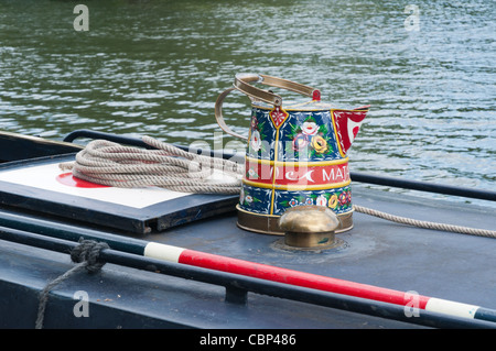 Dipinto annaffiatoio sul tetto di una barca stretta Foto Stock