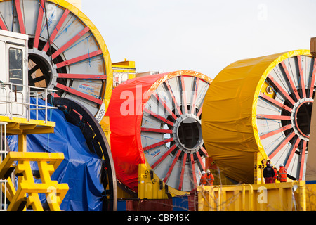 Una gru di sollevamento cavi offshore su una nave a Duco Ltd, una alimentazione offshore company basato sulle rive del fiume Tyne in Newcastle, a nord-est, UK. Foto Stock