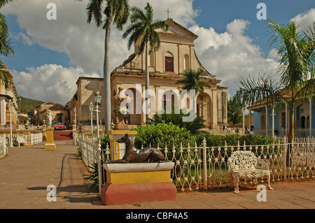 CUBA, Trinidad, Piazza Centrale (Plaza Major), con il Catholic Iglesia Parroquial de la Santisma (1892) Foto Stock