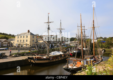 Charlestown, Cornwall, Inghilterra, Regno Unito, Gran Bretagna. Tall navi nel porto interno con il Pier House Hotel sulla banchina Foto Stock