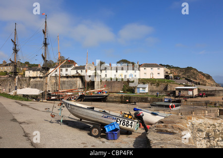 Villaggio costiero scena vicino al vecchio porto di pescatori. Charlestown, Cornwall, Inghilterra, Regno Unito, Gran Bretagna. Foto Stock