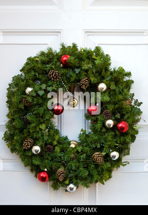 Ghirlanda di Natale sulla porta anteriore Foto Stock